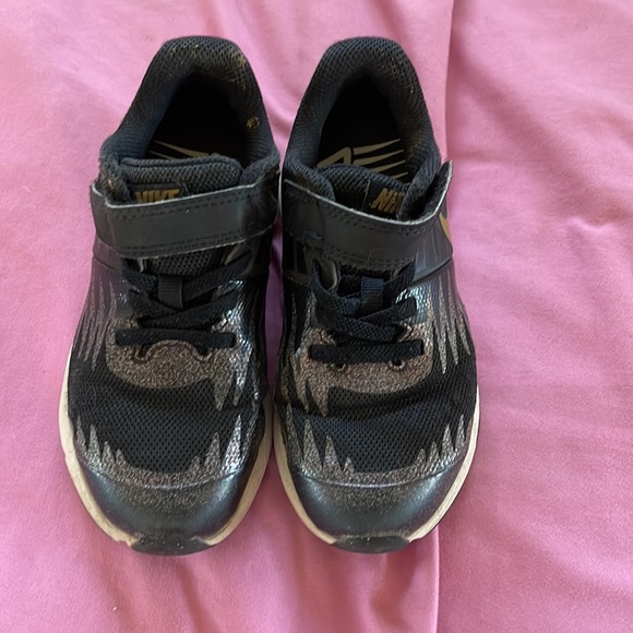 Girls Nike sneakers size 11 - Picture 2 of 4